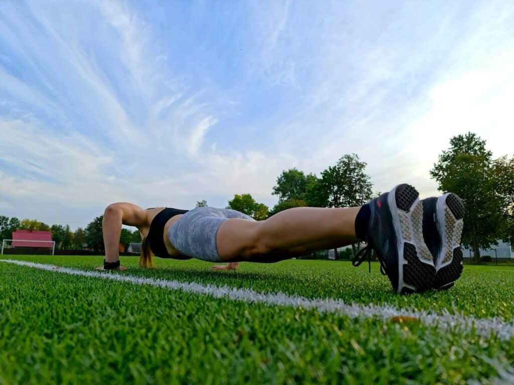伏地挺身是有效增加肌耐力的運動之一